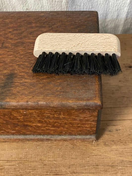 Bristle cleaning brush