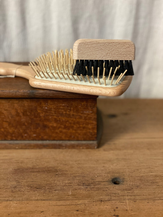 Bristle cleaning brush